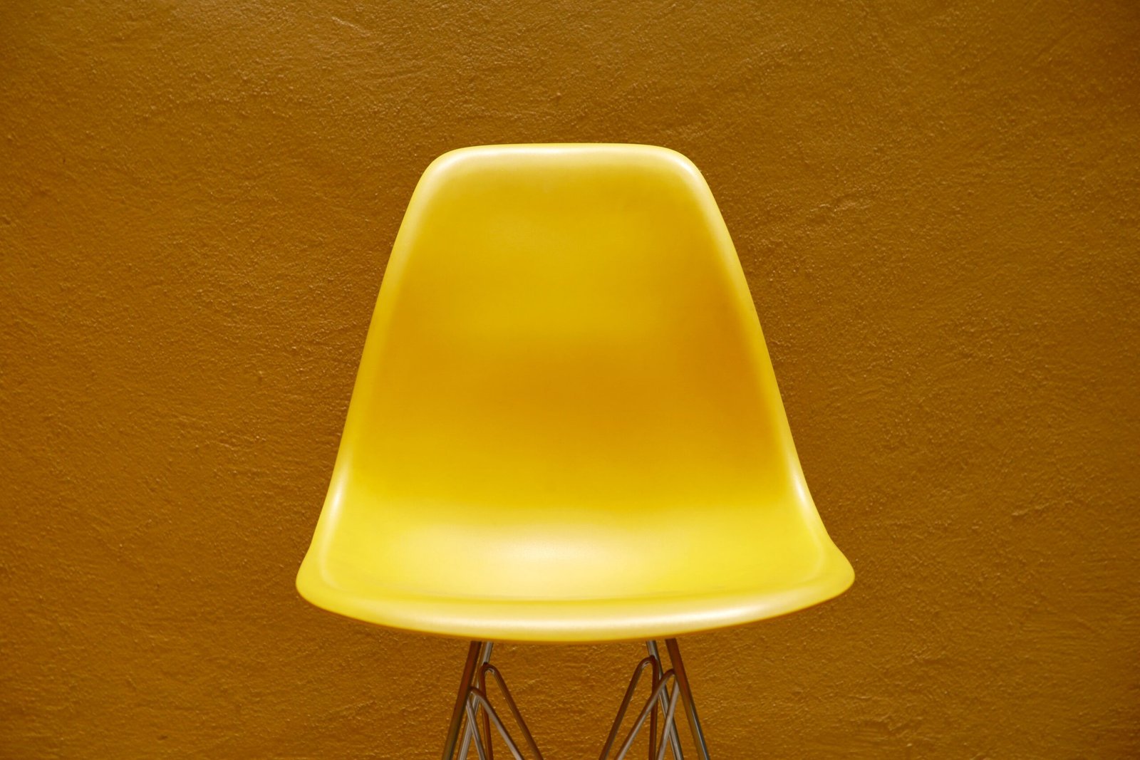 Chaise jaune en plastique