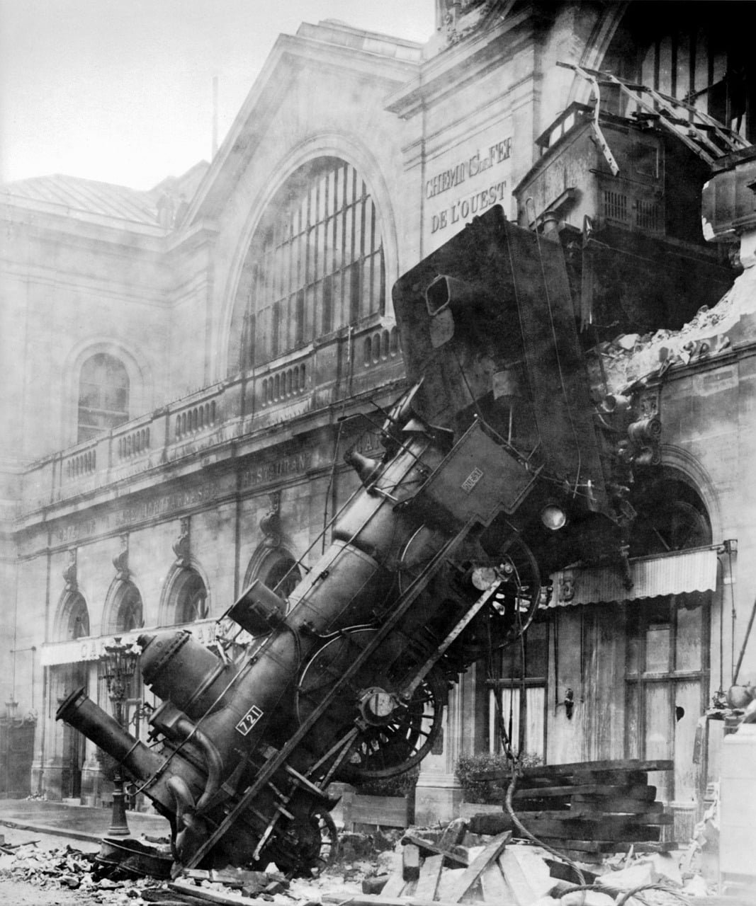 Un train défonce le mur de la gare Montparnasse