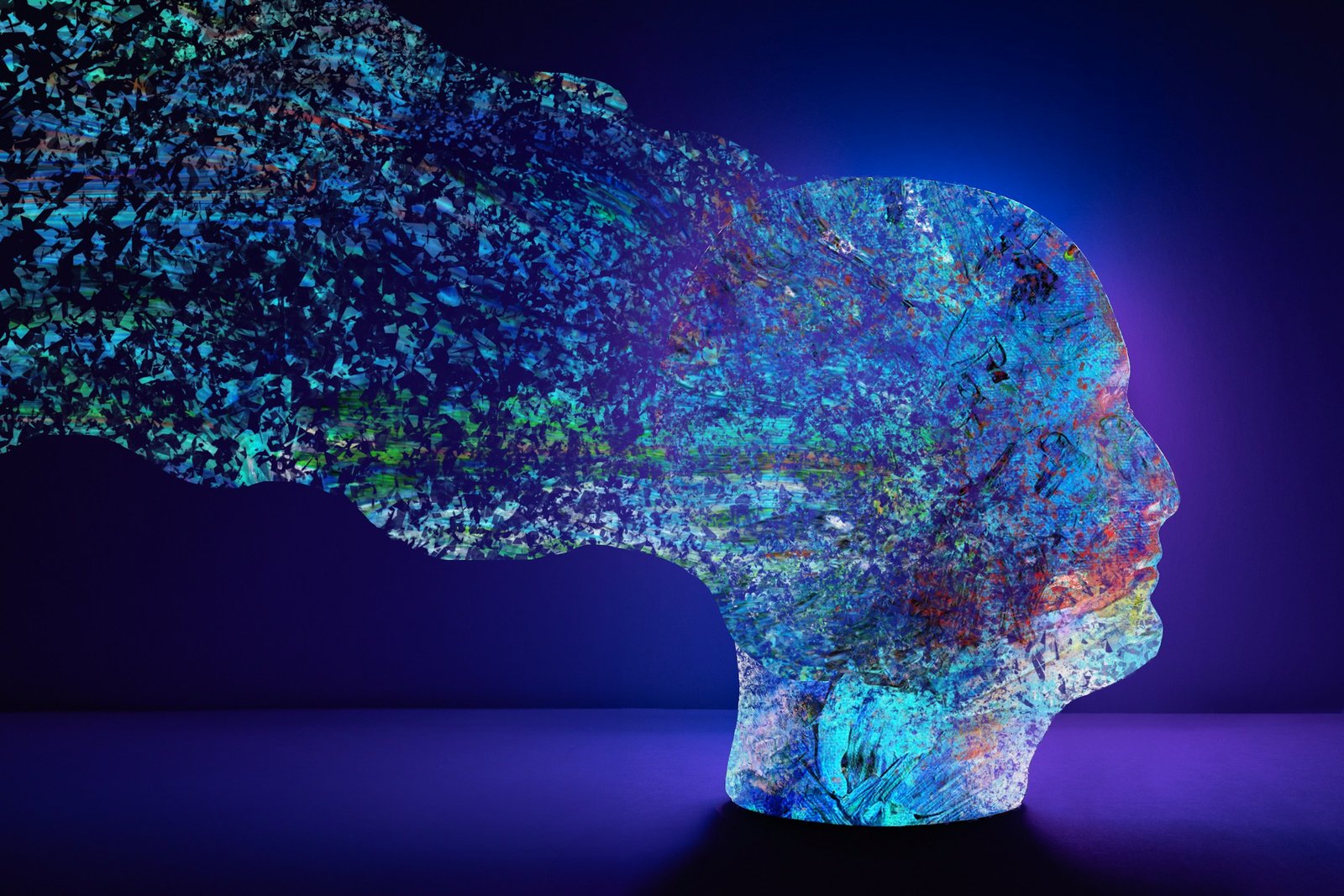 Tête abstraite avec des éléments colorés, symbolisant la dissolution des souvenirs de rêves chez les aphantasiques