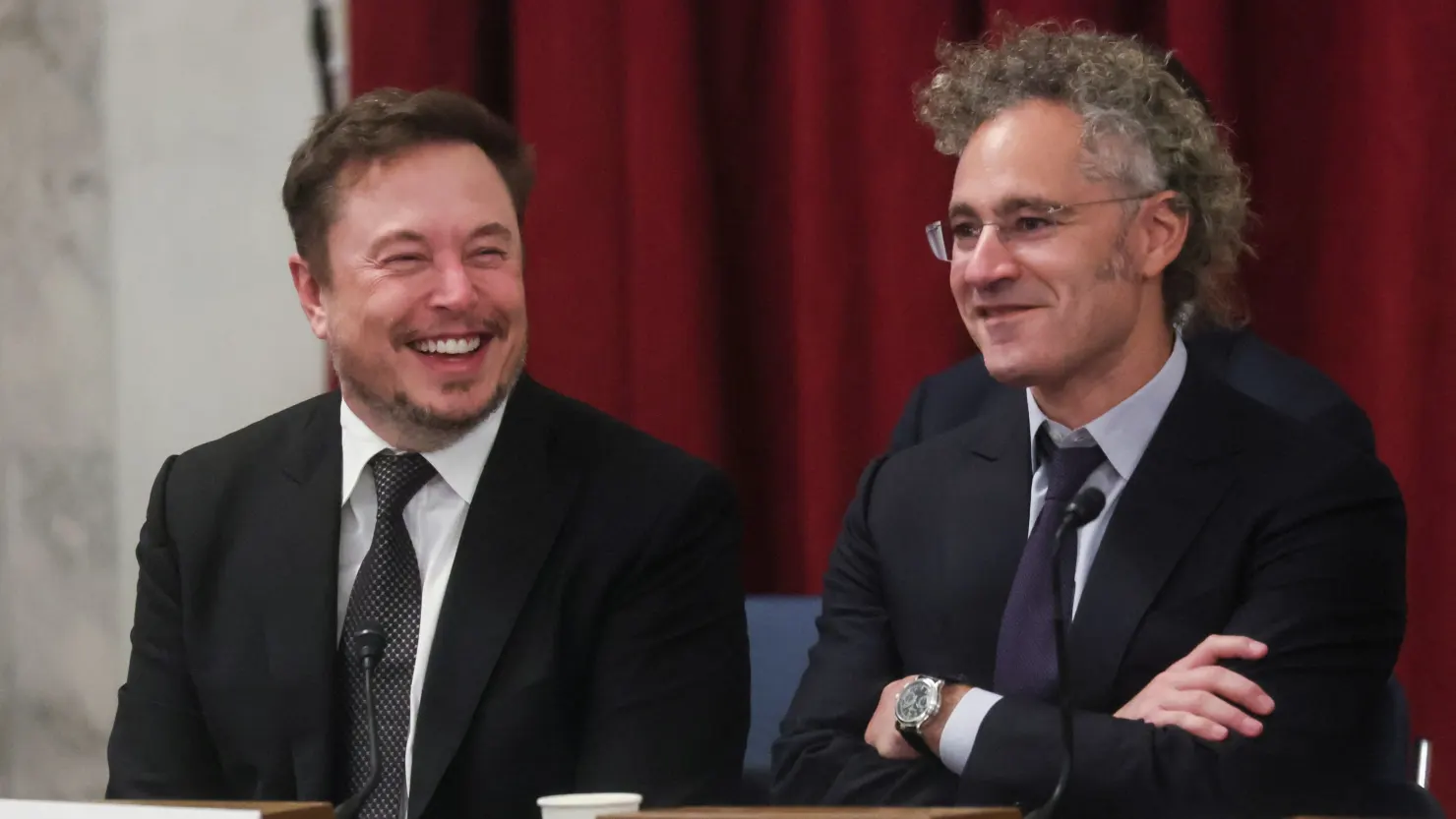 Alex Karp et Elon Musk rigolards lors d’une audition au Sénat des États-Unis